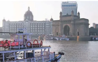  ?? FOTOS: BERND KUBISCH/DPA-TMN ?? Der Triumphbog­en „Gateway of India“in Mumbai ist ein beliebtes Ziel für Touristen in Ausflugsbo­oten.