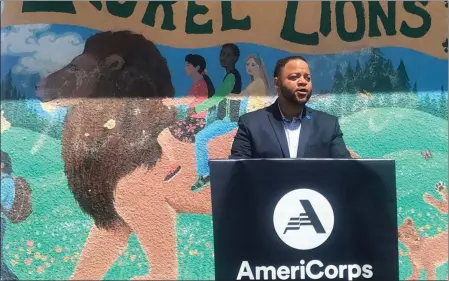  ?? CAROLYN JONES — EDSOURCE ?? Michael Smith, chief executive of Americorps, visited Laurel Elementary in Oakland Unified on Tuesday, June 28.