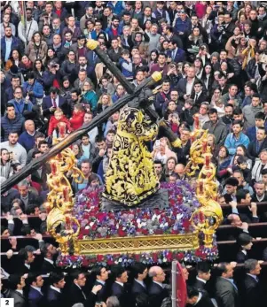  ??  ?? Manué. El Señor de la Salud en la Plaza de San Pedro en 1941 (1), durante el Vía Crucis de las Cofradías de 2019 (2) y en la portada del libro ayer presentado (3).