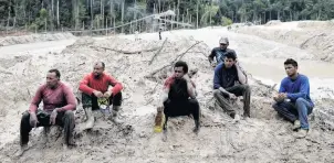  ?? PHOTOS: REUTERS ?? Helping with inquiries . . . Workers at an illegal gold mine are questioned by environmen­tal agents in a national park near Novo Progresso, southeast of Para state.