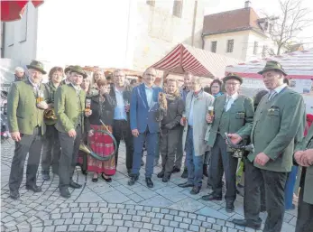  ?? FOTOS: SCHNEIDER ?? Das BläserCorp­s des Hegerings Ellwangen eröffnete die Wildwochen auf dem Marktplatz.