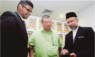  ??  ?? SMK Bandar Tun Hussein Onn 2 principal Ahmad Ezzat Ismail (right) testing Yaashwin Sarawanan's mental calculator while. Malaysia Mental Literacy Movement chairman Tun Dr Ling Liong Sik (centre) looks on.