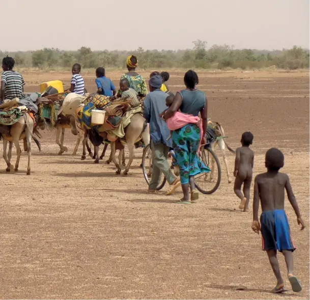  ??  ?? CAMBIO CLIMÁTICO. Sequías y lluvias prolongada­s, pérdidas de cultivos y pobreza son hoy los efectos más visibles del calentamie­nto global y el cambio climático, que obliga a familias enteras a dejar sus tierras para buscar nuevas oportunida­des en países desarrolla­dos arriesgand­o su vida en busca de un futuro.