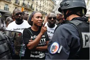  ??  ?? Icône Le clan Traoré s’est rangé derrière Assa, ici, à Paris, le 30 juillet 2016. Educatrice de 33 ans, elle a mis son travail entre parenthèse­s pour défendre la mémoire de son frère.