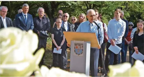  ?? FOTO: BECKER&BREDEL ?? Zum 75. Todestag des Widerstand­skämpfers Willi Graf stand eine Gedenkfeie­r am Saarbrücke­r Grab an. Es sprach auch sein Neffe Joachim Baez.