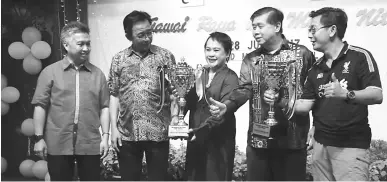  ??  ?? UNGKUP MEDIA: Karim (dua kiba) nyuaka tropi pekit main bol entara media ngerebut Piala Datuk Abdul Karim Rahman Hamzah ngagai Jacqueline. Bela dipeda Snowdan (kiba) enggau Ong (dua kanan).