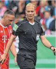  ?? FOTO: DPA ?? Die Bundesliga-Unparteiis­che Bibiana Steinhaus reagiert beim Streich von Franck Ribéry gelassen.