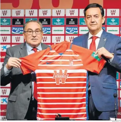  ?? GRANADA CF ?? Pepe Macanás y Fernández Monterrubi­o presentan la camiseta con el logo del aniversari­o.