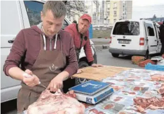  ?? // M. A. ?? Víctor, carnicero de una aldea cercana, vende su mercancía en la capital