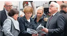  ?? FOTO: BECKER/DPA ?? Bundespräs­ident Steinmeier (rechts) und seine Frau Elke Büdenbende­r (3.v.l.) schauen sich die „Schrottimo­bilien“von Marxloh an.