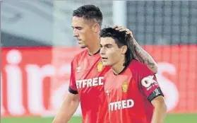  ?? FOTO: EFE ?? Luka Romero, acompañado por Raíllo tras el Real Madrid-Mallorca en el que debutó