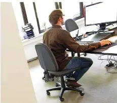  ?? FOTO: GENTSCH/DPA ?? Viele Menschen sitzen bei der Arbeit – schlecht für die Fitness.