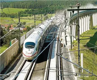  ??  ?? Bisher schickt die Bahn Züge durchs Land. Künftig liefert der Konzern auch Ökostrom. Foto: Reuters/Ralph Orlowski