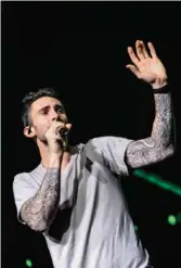  ??  ?? La sensualida­d de Adam Levine conquistó a su público. Además, su calidad vocal quedó demostrada en todo el concierto.