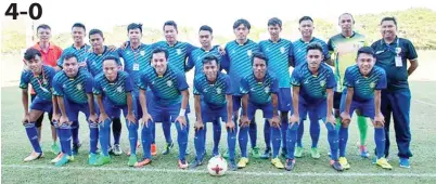  ??  ?? SHAN (kiri) bersama pemain ST Labuan FC yang meraih tiga mata pada perlawanan pertama.