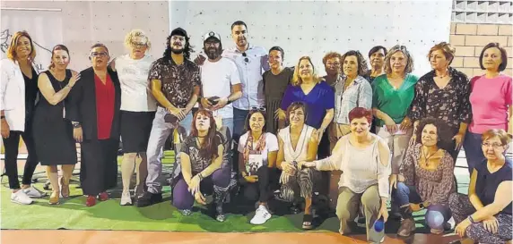  ?? EMR ?? Paco Bezerra, Juanma Gil y Antonio Lorente con un grupo de mujeres de la asociación NAQUIAL, organizado­ra del acto en El Alquián.