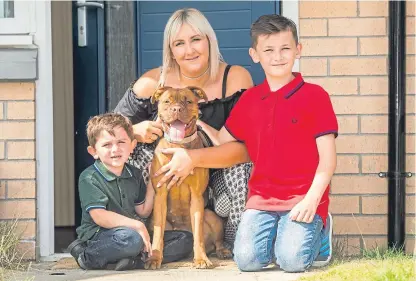  ?? Picture: Wullie Marr. ?? Nala is the centre of attention for Clare Smith and sons Kiernan and Flynn.