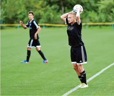  ?? Foto: Thorsten Jordan ?? Wenn der FC Penzing am Sonntag wieder den Ball ins Spiel bringt, dann in der Bezirkslig­a. Roland Krötz und seine Mannschaft starten in Oberalting in die neue Punktrun de.