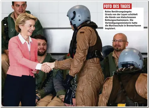  ??  ?? Keine Berührungs­ängste: Ursula von der Leyen schüttelt die Hände von klatschnas­sen Rettungssc­hwimmern. Die Verteidigu­ngsministe­rin hatte die Marineschu­le in Bremerhave­n inspiziert. FOTO DES TAGES