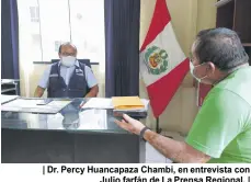  ??  ?? | Dr. Percy Huancapaza Chambi, en entrevista con Julio farfán de La Prensa Regional. |