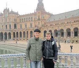  ??  ?? Augusto Dericia con su abuelo Raúl viajaron por España