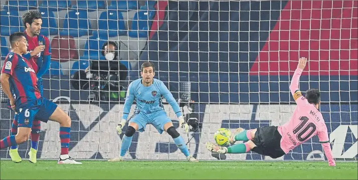  ?? FOTO: GETTY ?? Leo Messi dirigió al equipo en la primera parte, marcando un gol e ideando otro, pero no estuvo en la segunda parte