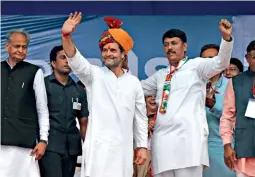 ?? NANDAN DAVE ?? NEW LOOK Rahul Gandhi and Amit Chavda (right) during the Gujarat poll campaign