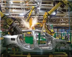  ?? FOTO: GETTY ?? Produktion in der Renault-Fabrik in Moskau: Der Autobauer schreibt rote Zahlen und könnte deshalb Fertigungs­stätten schließen.
München.