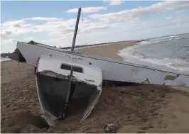  ??  ?? I resti del trimarano Ad Maiora, distrutto e depredato di ogni accessorio, ritrovato su una spiaggia libica il 6 gennaio. Era scomparso il 22 ottobre durante la Rolex Middle Sea Race.