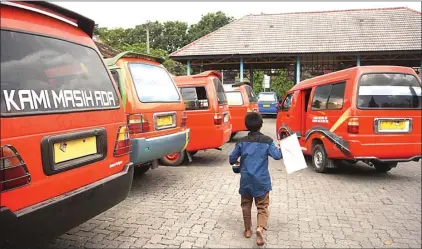  ?? GHOFUR EKA/JAWA POS ?? TRANSPORTA­SI DARAT: Angkutan kota (lin) mangkal di Terminal Bunder. Pengelolaa­n lin masih menjadi masalah dalam pelayanan transporta­si di Kota Pudak.