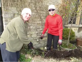  ??  ?? Patricia och Michelle trivs i Castle Combe, trots att turisterna fyller byn en del av året. De flesta husen i byn fungerar som fritidsbos­täder.