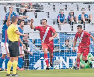  ??  ?? EL 1-1. Amaya firmó el empate del Rayo al enganchar un centro medido de su compañero Embarba.