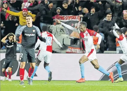  ?? FOTO: AP ?? Los jugadores del Slavia celebran el gol que eliminaba al Sevilla