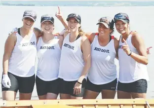  ??  ?? On aperçoit l’équipe féminine gagnante, de gauche à droite: Mélanie Hachey, Karine Roy, Danielle Aubé, Marie-Pierre Arseneault et Tanya Paradis.