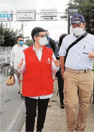  ?? EFE ?? González Laya, en su visita al puente internacio­nal Simón Bolívar