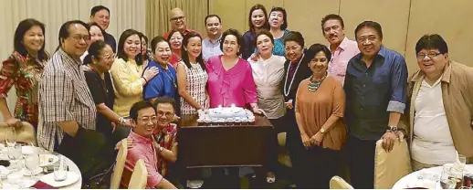  ??  ?? Producer Tony ‘Mr. T’ Tuviera (second from right) and his wife Mads (to his right) during a
salu-salo at EDSA Shangri-La’s Summer Palace restaurant (other than Ding Tai Fung restaurant where the couple hosted dinner before the block screening) a week...