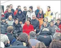  ?? HELENA PAZ / VENDEE GLOBE ?? Con los suyos. Costa, con sus padres y sus compañeros de equipo. Arriba, con el pelo blanco, el mecánico local que arregló la avería del velero