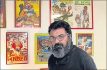  ??  ?? José Boyer, qui a travaillé chez Pinder, est un grand collection­neur de tout ce qui touche au cirque (affiches, programmes). Il réalise également des maquettes