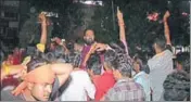  ?? HT PHOTO ?? Bajrang Dal activists after their leader, Kamlesh Thakur, walks out of Habibganj police station in Bhopal on Friday.