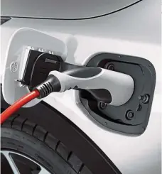  ??  ?? Sind auf dem Vormarsch: E-Mobile und Teilzeitst­romer mit Stecker (Plug-in-Hybrid) oder ohne (Hybrid)