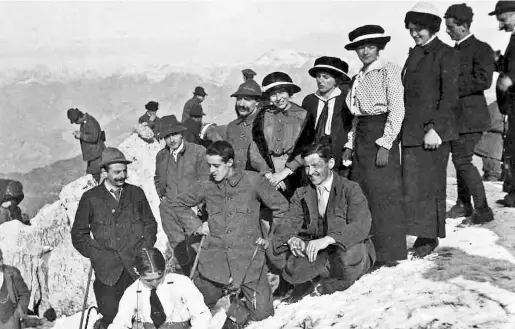  ?? Eleganza in vetta ?? Qui accanto, una foto di gruppo sulla cima del Resegone nel 1910. Tutte le foto pubblicate provengono dall’Archivio Fotografic­o della Biblioteca della Montagna Luigi Gabba