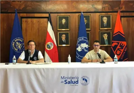  ?? CorTESÍA miniSTErio DE SALUD ?? Román Macaya, presidente ejecutivo de la Caja, y Daniel Salas, ministro de Salud, en la rueda de prensa de ayer. El primero habló del seguimient­o que se da a los pacientes contagiado­s.