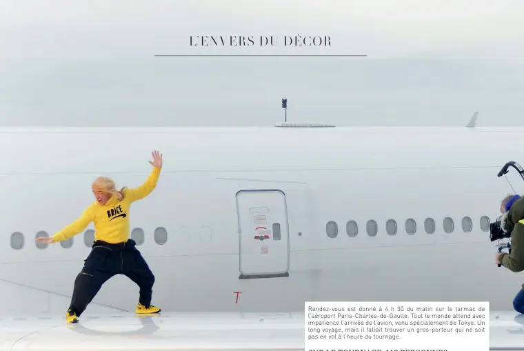  ??  ?? Rendez- vous est donné à 4 h 30 du matin sur le tarmac de l’aéroport Paris- Charles- de- Gaulle. Tout le monde attend avec impatience l’arrivée de l’avion, venu spécialeme­nt de Tokyo. Un long voyage, mais il fallait trouver un gros- porteur qui ne soit...