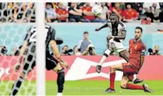  ?? FOTO: SORIANO/AFP ?? Antonio Rüdiger (Mitte) wuchtet den Ball per Kopf ins spanische Tor, steht aber bei der Flanke von Joshua Kimmich im Abseits.