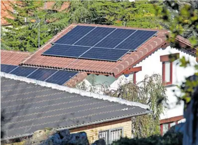  ?? SANTI BURGOS ?? Placas solares en viviendas unifamilia­res y chalets, ayer en Manzanares el Real (Madrid).