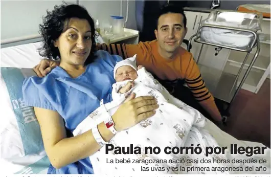  ?? JAIME GALINDO ?? La pequeña Paula, que pesó más de tres kilos, le trae a su padre bajo el brazo un permiso de 12 semanas.