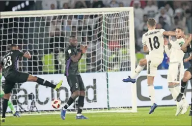  ??  ?? DERECHAZO COLOSAL. Marcos Llorente consiguió el 2-0 ante el Al Ain con un gran chut seco.