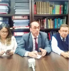  ?? CARMEN CHALLAPA ?? El equipo jurídico del alcalde José María Leyes en una conferenci­a de prensa.