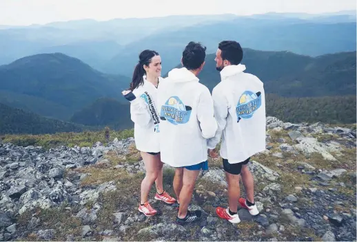  ??  ?? Magalie, Charles et Olivier Babineau ont apprécié la vue au sommet du mont Albert après leur course de 5,7 km. Gracieuset­é