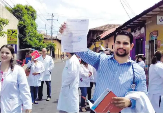  ??  ?? Médicos protestaro­n ayer en León por el despido que ordenó la directora del Hospital-Escuela Óscar Danilo Rosales, Judith Lejarza. Abajo: Con pancartas y banderas, personal médico manifestó su rechazo a tales medidas.